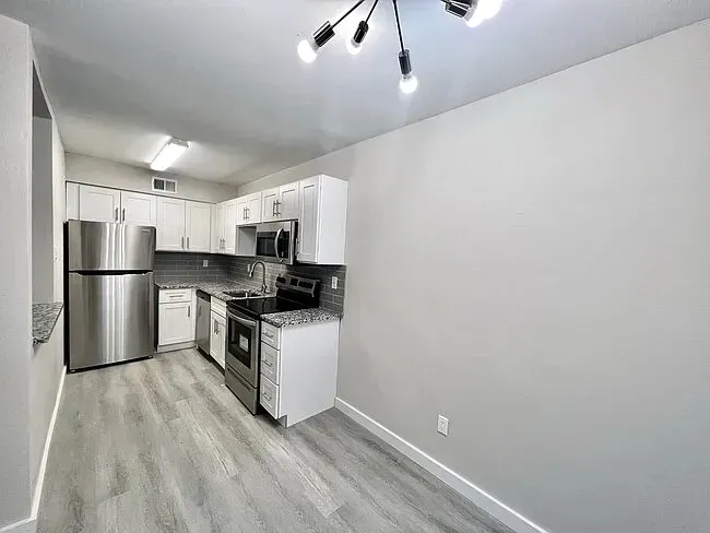 3 Bed 2 Bath Contemporary High-Rise Condo in Birmingham, AL - 5