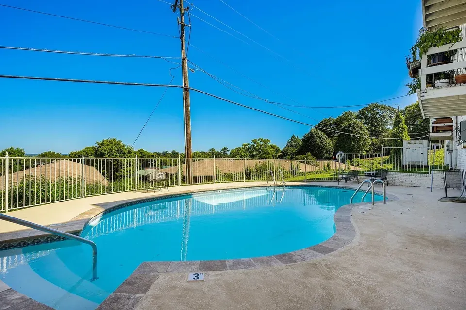3 Bed 2 Bath Contemporary High-Rise Condo in Birmingham, AL - 2