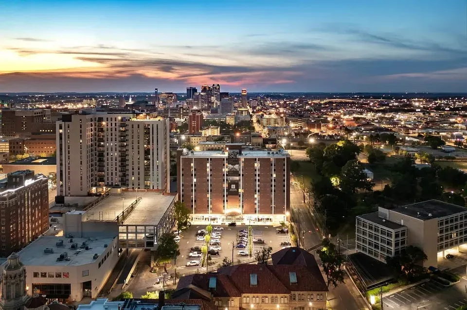 3 Bed 2 Bath Contemporary High-Rise Condo in Birmingham, AL - 5