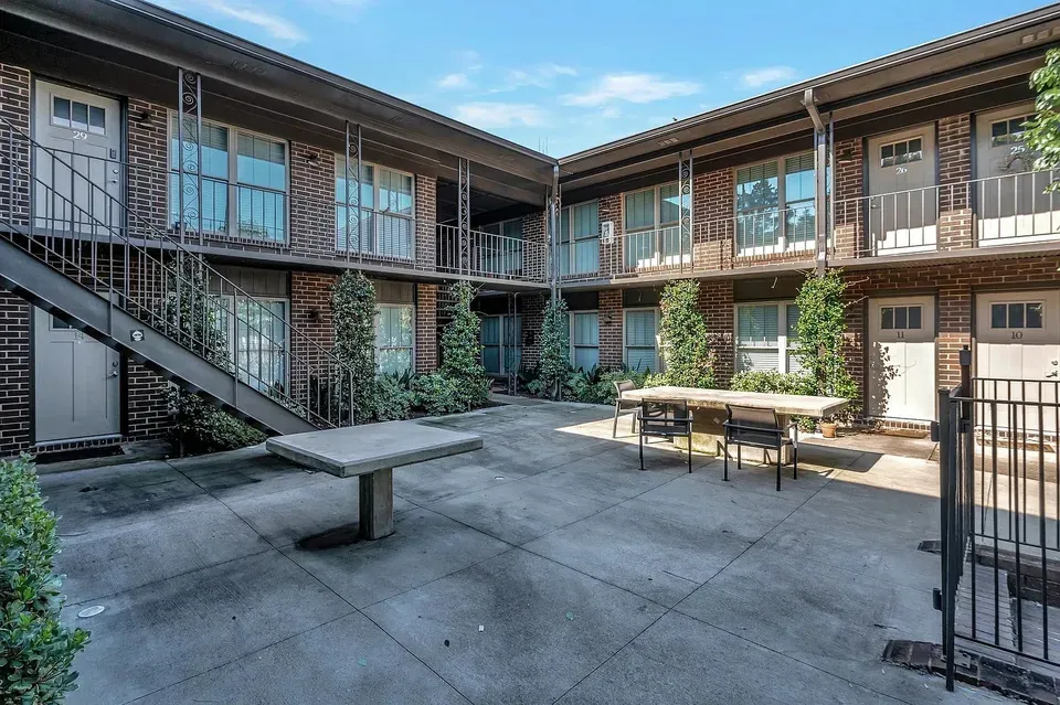 3 Bed 2 Bath Contemporary High-Rise Condo in Birmingham, AL - 4