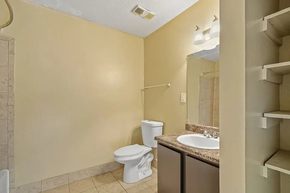 3 Bed 2 Bath Contemporary High-Rise Condo in Birmingham, AL - 5