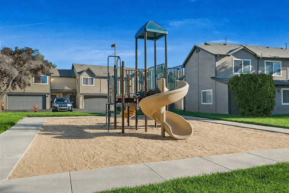 3 Bed 2 Bath Contemporary High-Rise Condo in Boise, ID - 3