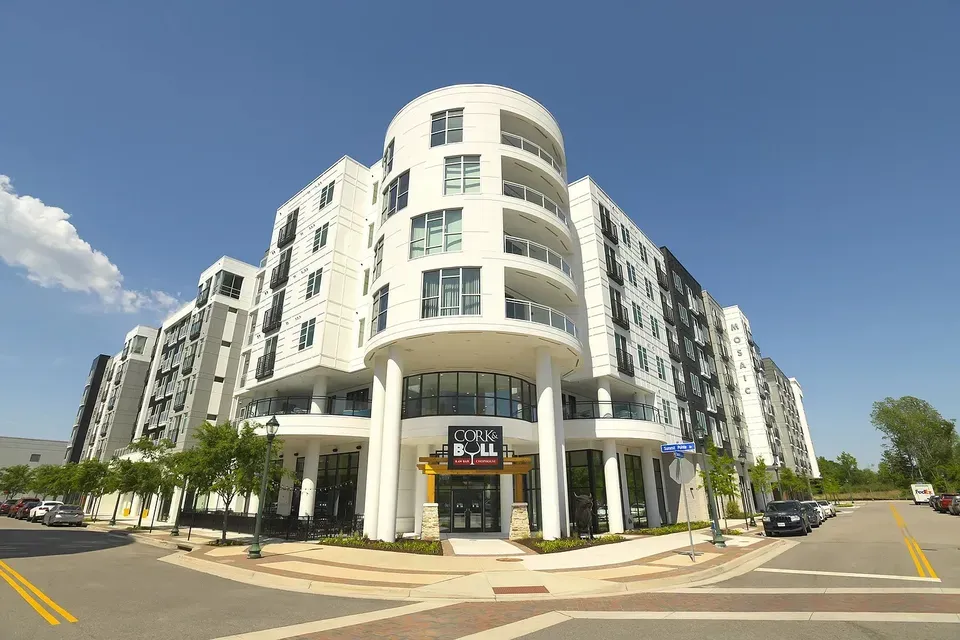 3 Bed 2 Bath Contemporary High-Rise Condo in Chesapeake, VA - 2