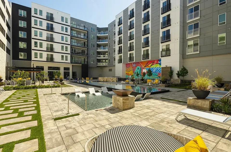 3 Bed 2 Bath Contemporary High-Rise Condo in Chesapeake, VA - 4