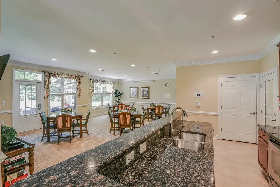 3 Bed 2 Bath Contemporary High-Rise Condo in Chesapeake, VA - 5