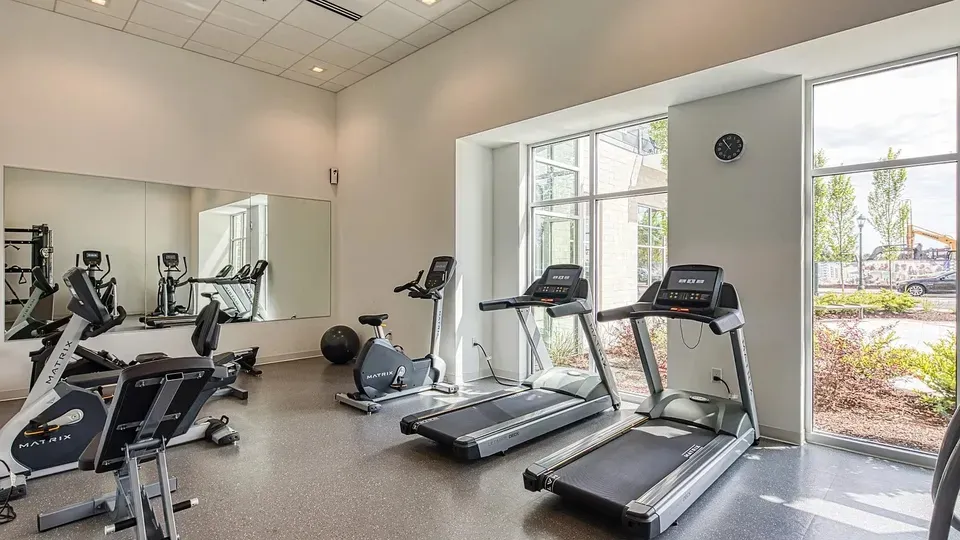 3 Bed 2 Bath Contemporary High-Rise Condo in Chesapeake, VA - 5