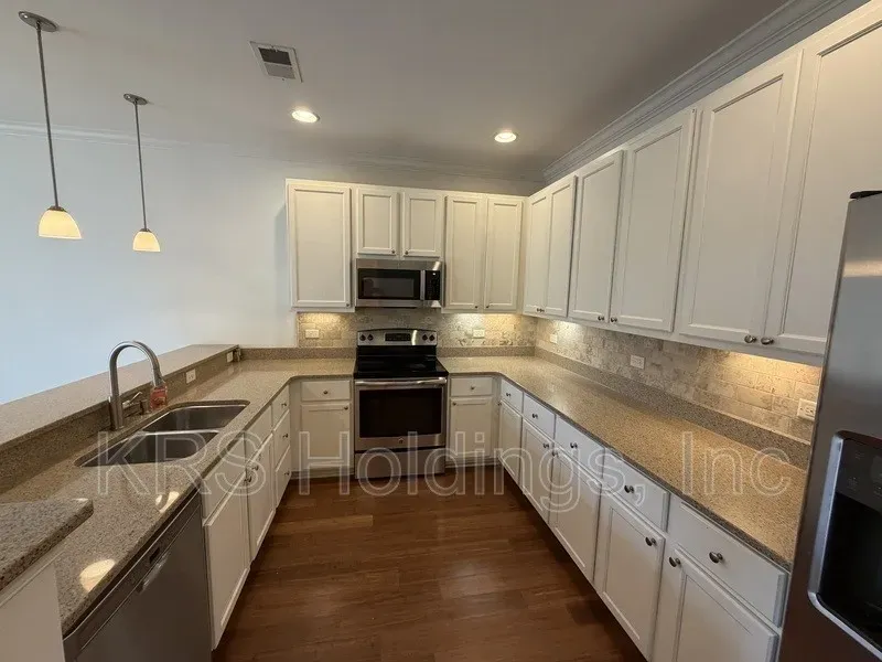 3 Bed 2 Bath Contemporary High-Rise Condo in Chesapeake, VA - 5