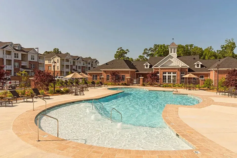 3 Bed 2 Bath Contemporary High-Rise Condo in Chesapeake, VA - 1