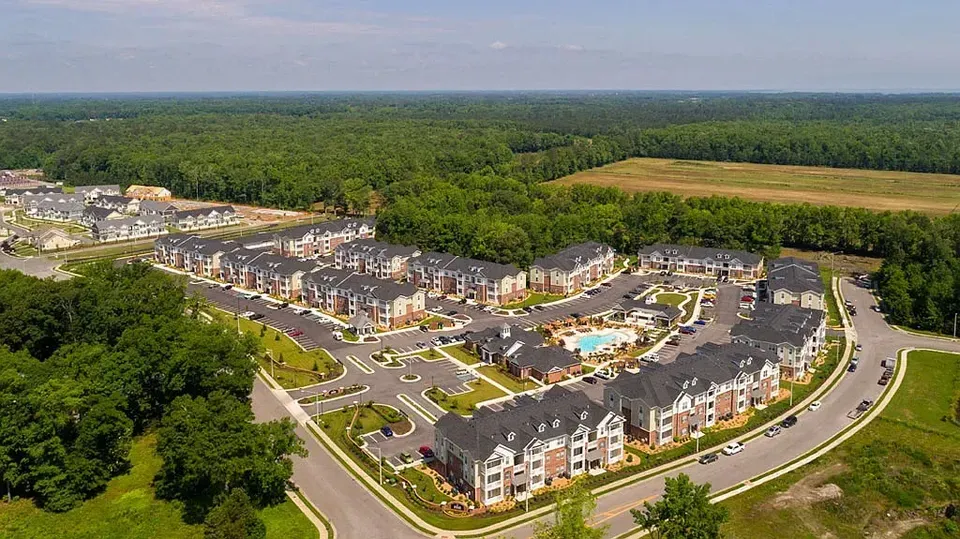 3 Bed 2 Bath Contemporary High-Rise Condo in Chesapeake, VA - 2
