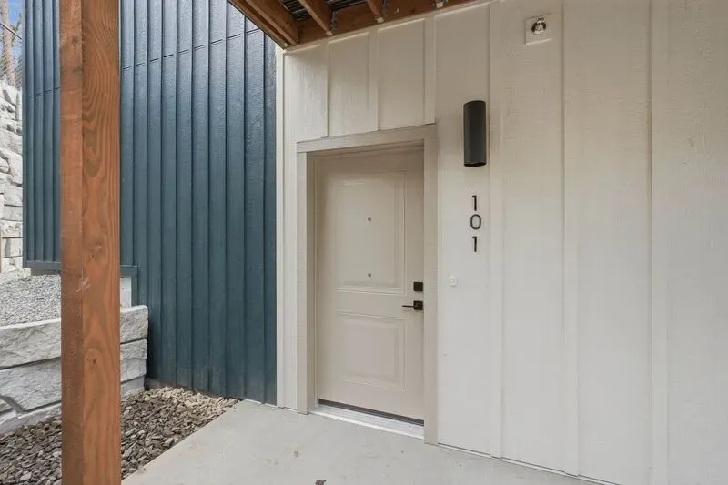 3 Bed 2 Bath Contemporary High-Rise Condo in Coeur d Alene, ID - 2