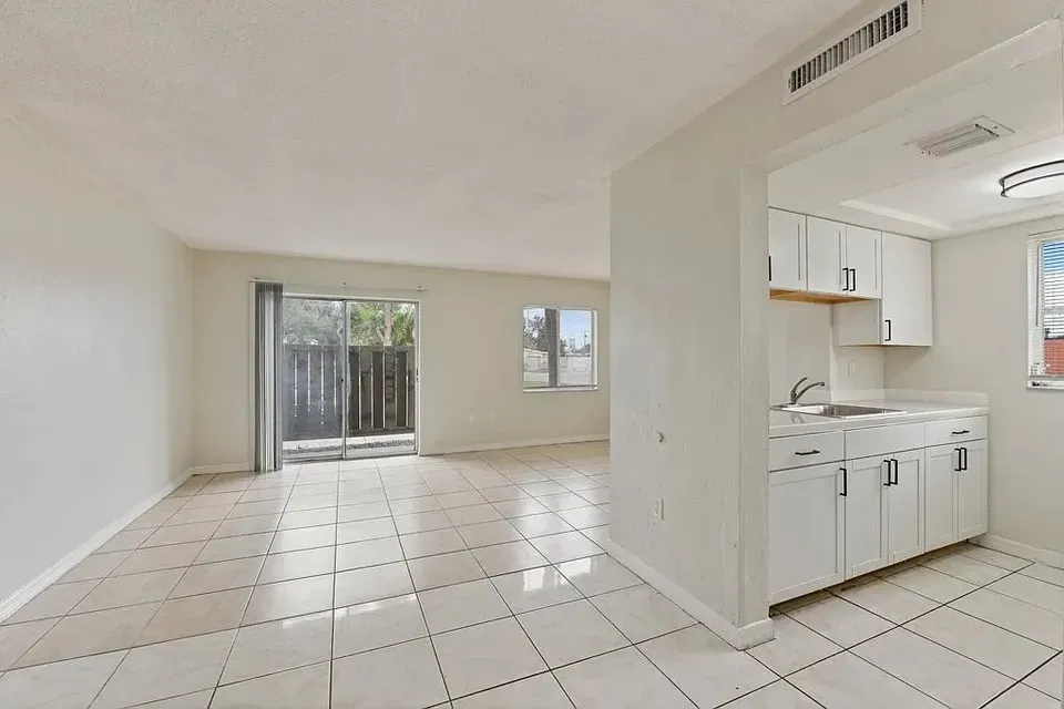 3 Bed 2 Bath Contemporary High-Rise Condo in Fort Myers, FL - 1
