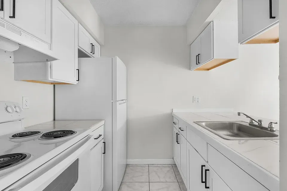 3 Bed 2 Bath Contemporary High-Rise Condo in Fort Myers, FL - 2