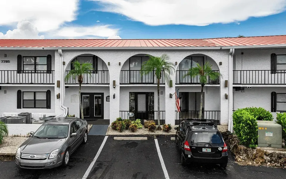 3 Bed 2 Bath Contemporary High-Rise Condo in Fort Myers, FL - 2