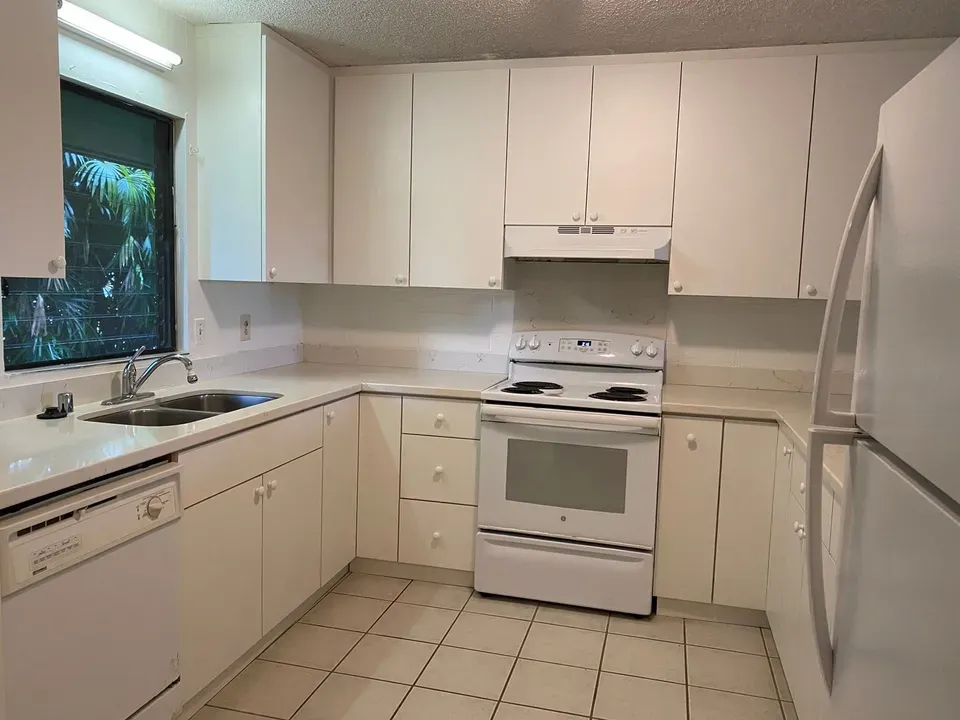 3 Bed 2 Bath Contemporary High-Rise Condo in Hilo, HI - 2