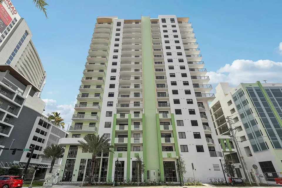 3 Bed 2 Bath Contemporary High-Rise Condo in Hollywood, FL - 3