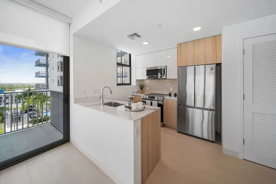 3 Bed 2 Bath Contemporary High-Rise Condo in Hollywood, FL - 2