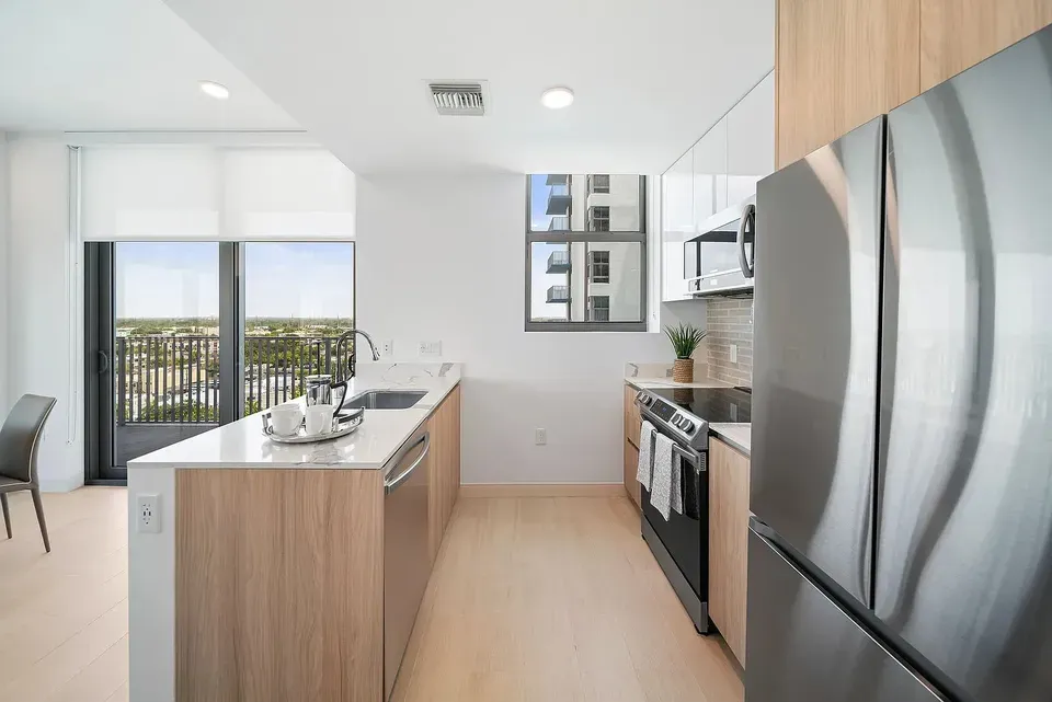 3 Bed 2 Bath Contemporary High-Rise Condo in Hollywood, FL - 3