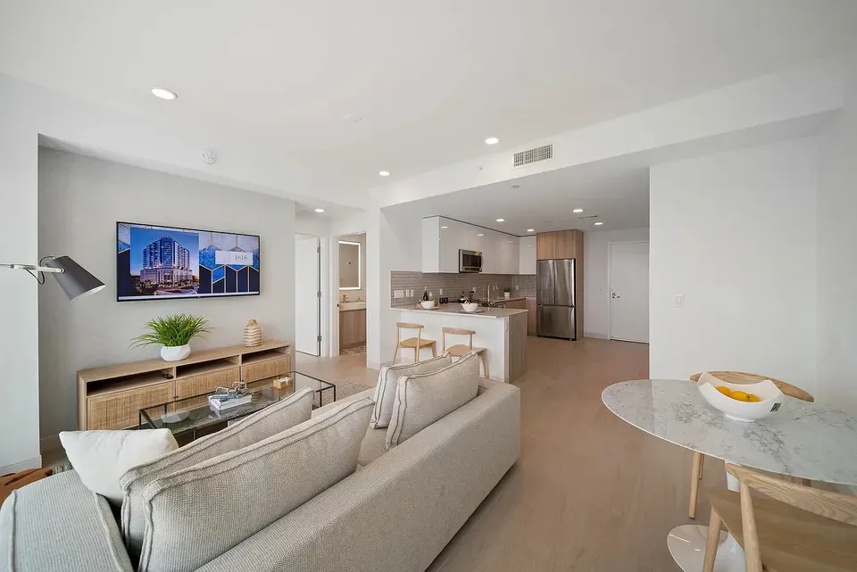 3 Bed 2 Bath Contemporary High-Rise Condo in Hollywood, FL - 4