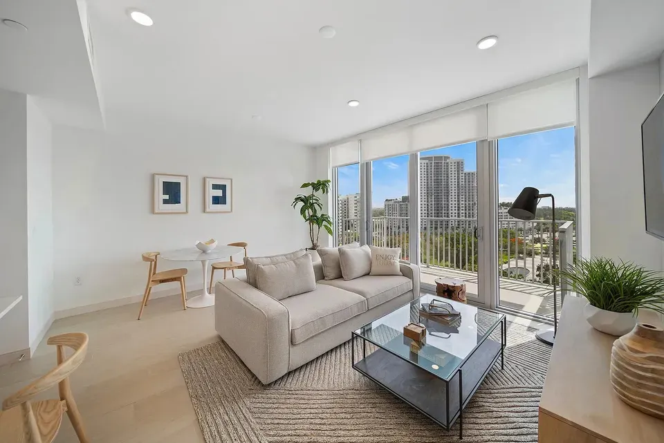 3 Bed 2 Bath Contemporary High-Rise Condo in Hollywood, FL - 5