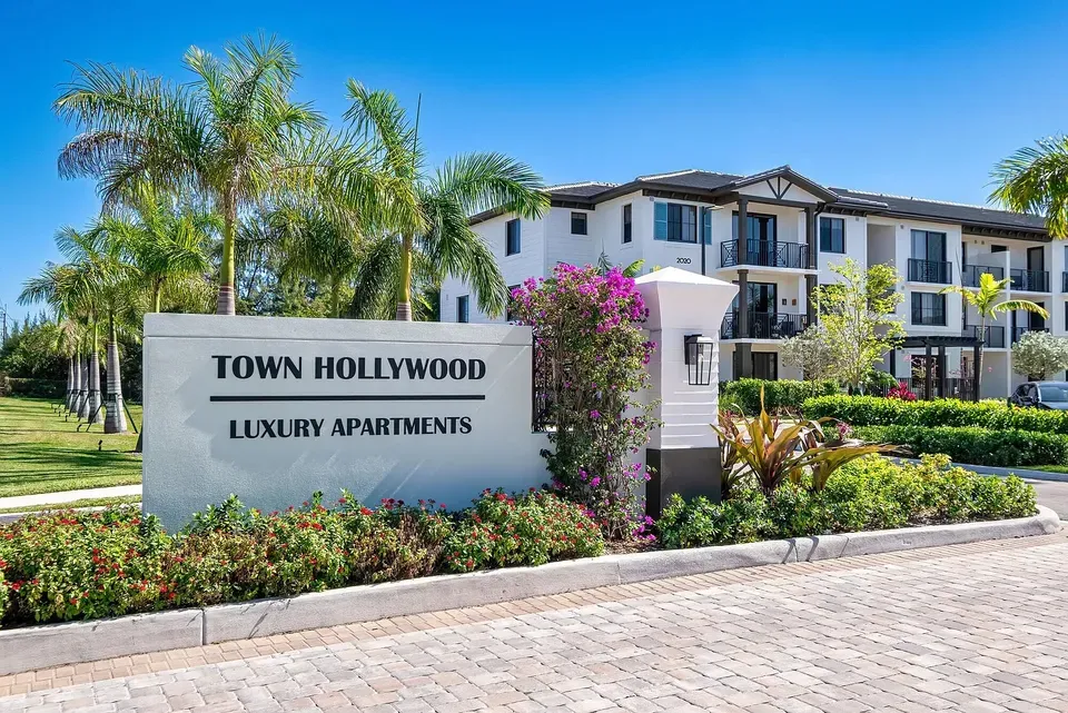 3 Bed 2 Bath Contemporary High-Rise Condo in Hollywood, FL - 2