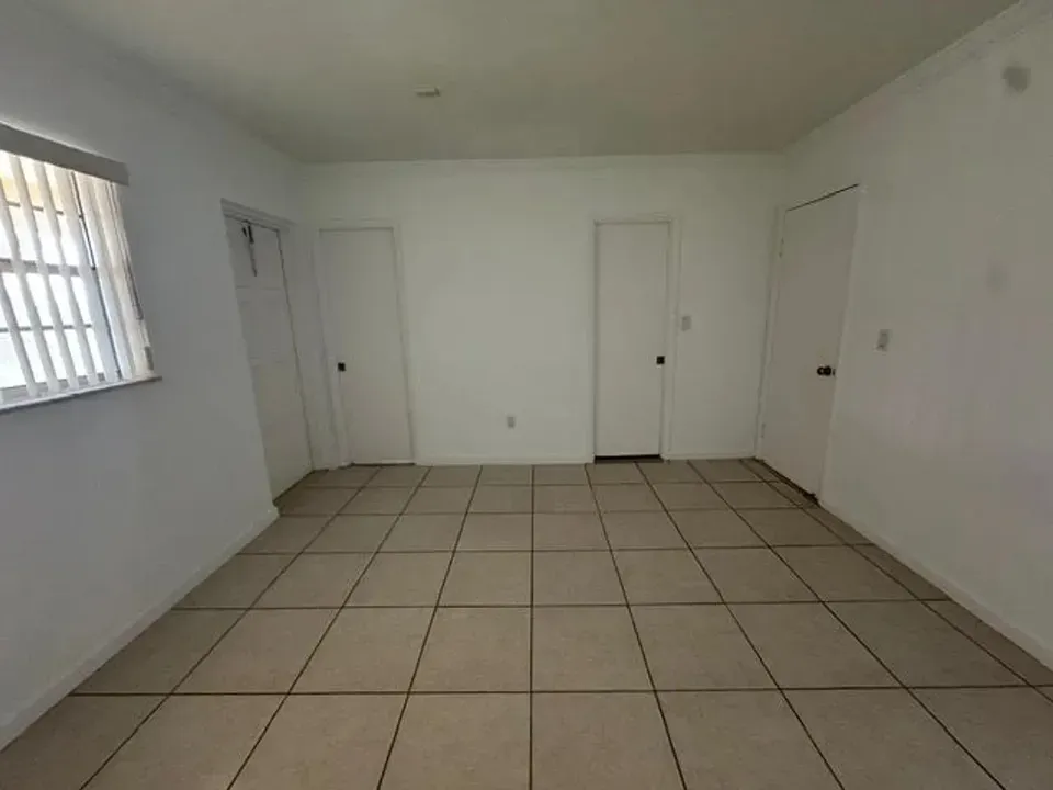 3 Bed 2 Bath Contemporary High-Rise Condo in Hollywood, FL - 3