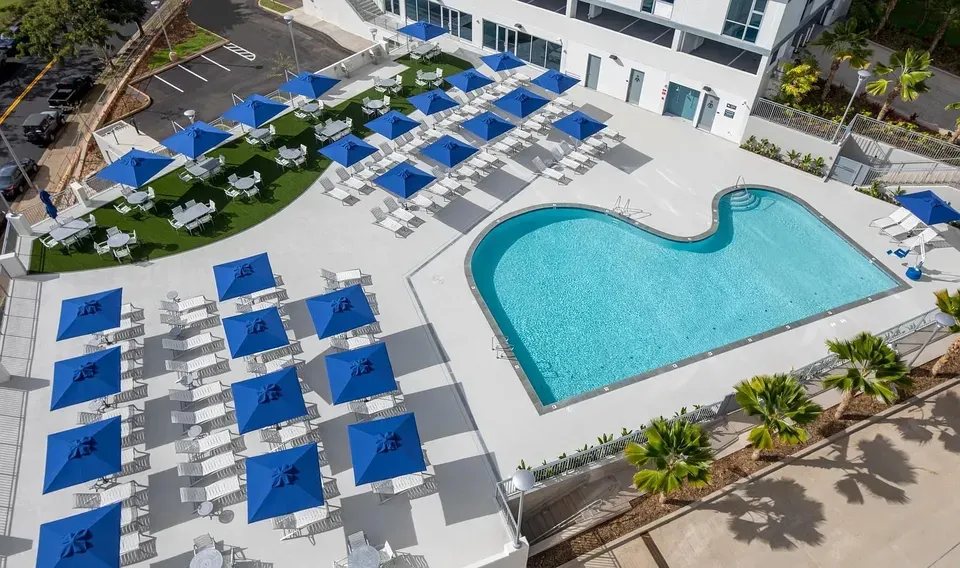 3 Bed 2 Bath Contemporary High-Rise Condo in Honolulu, HI - 2