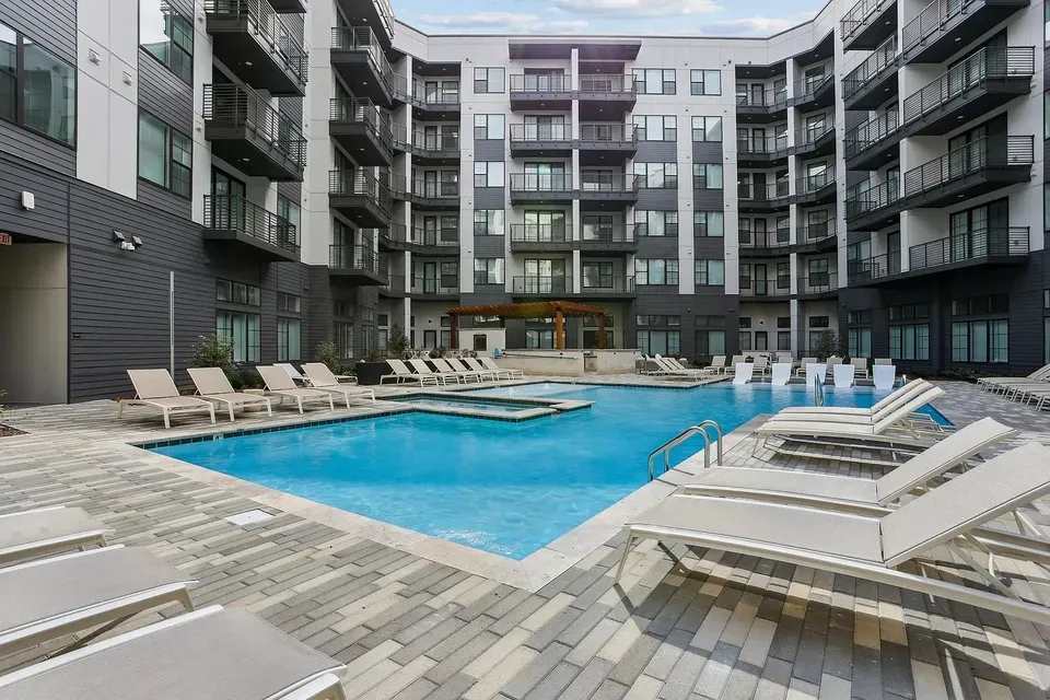 3 Bed 2 Bath Contemporary High-Rise Condo in Huntsville, AL - 4