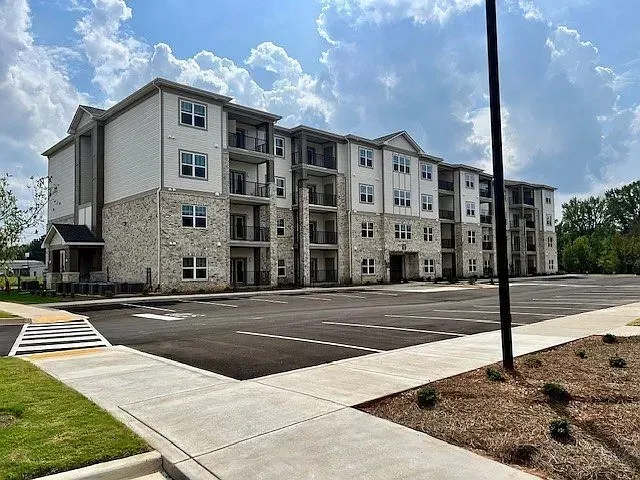 3 Bed 2 Bath Contemporary High-Rise Condo in Huntsville, AL - 4