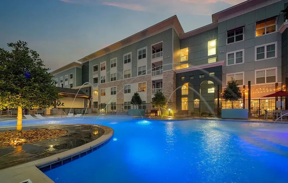3 Bed 2 Bath Contemporary High-Rise Condo in Huntsville, AL - 2