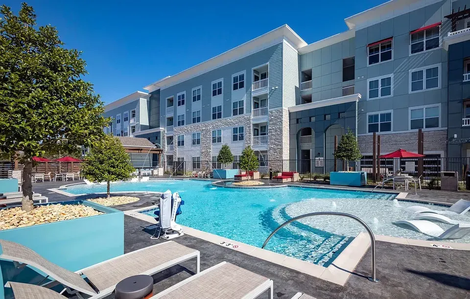 3 Bed 2 Bath Contemporary High-Rise Condo in Huntsville, AL - 4