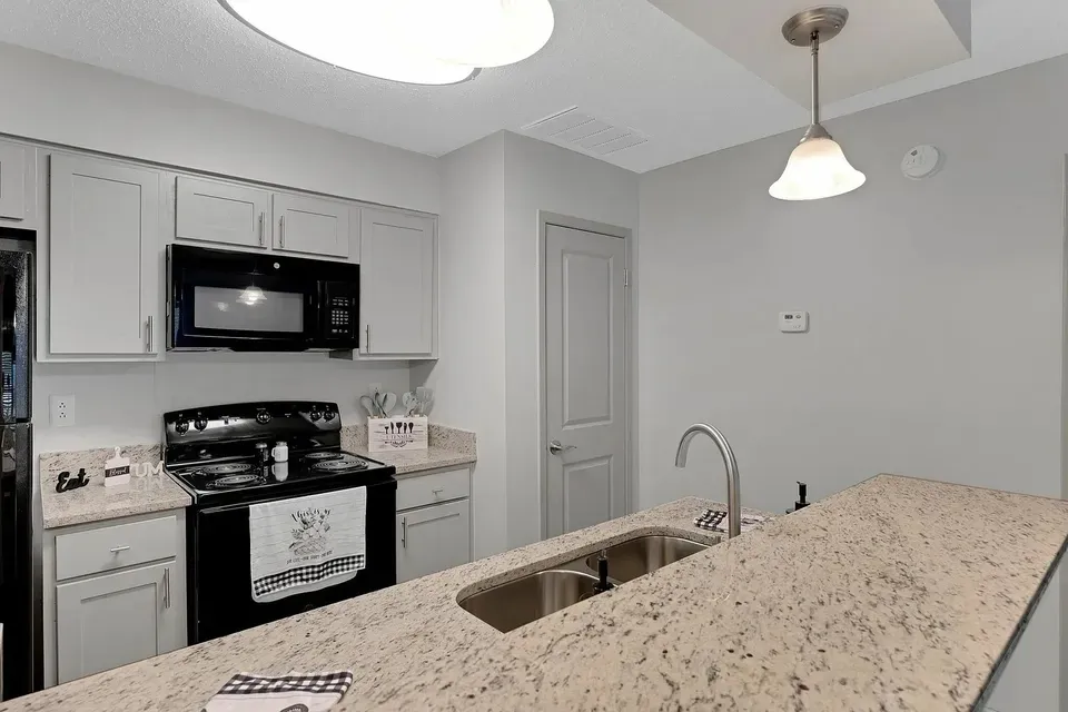 3 Bed 2 Bath Contemporary High-Rise Condo in Huntsville, AL - 3