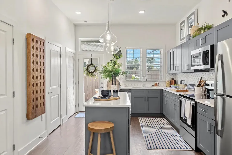 3 Bed 2 Bath Contemporary High-Rise Condo in Huntsville, AL - 4