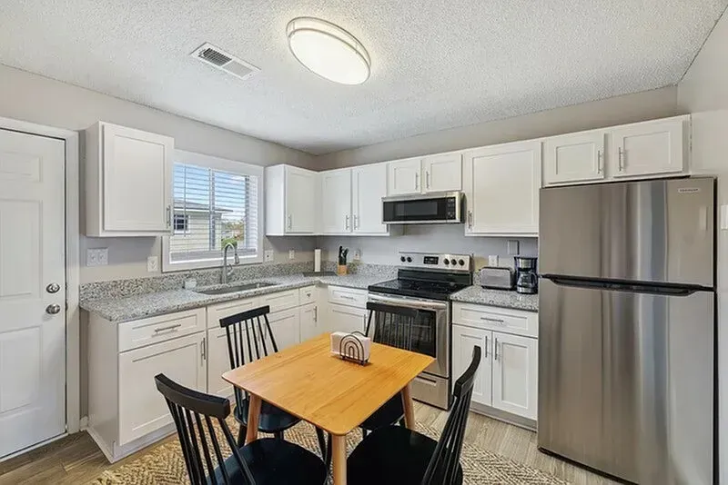 3 Bed 2 Bath Contemporary High-Rise Condo in Huntsville, AL - 4