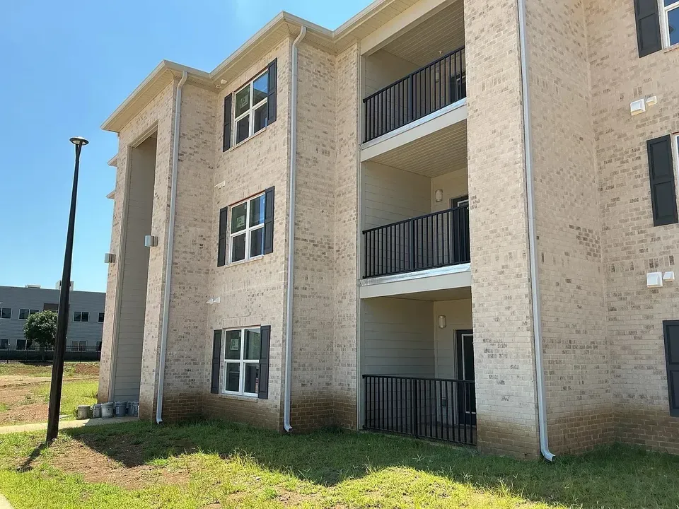 3 Bed 2 Bath Contemporary High-Rise Condo in Huntsville, AL - 2