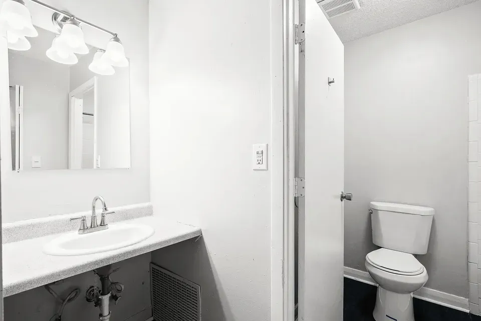 3 Bed 2 Bath Contemporary High-Rise Condo in Huntsville, AL - 5