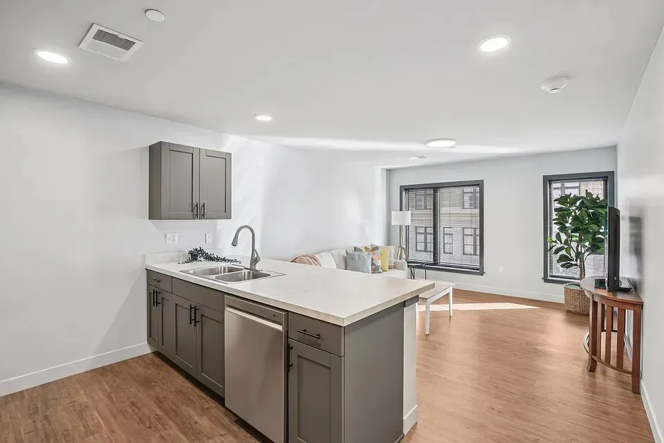 3 Bed 2 Bath Contemporary High-Rise Condo in Kansas City, KS - 2