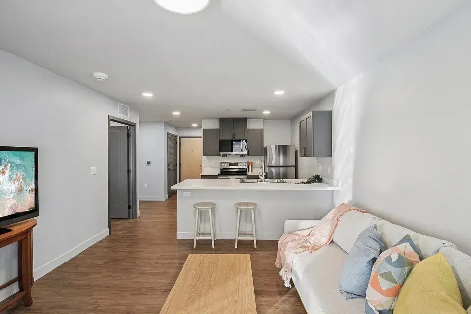 3 Bed 2 Bath Contemporary High-Rise Condo in Kansas City, KS - 5