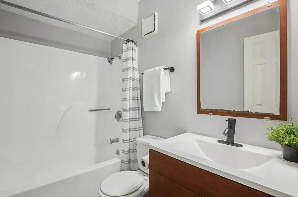 3 Bed 2 Bath Contemporary High-Rise Condo in Kansas City, KS - 3