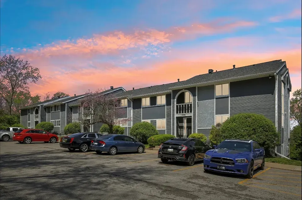 3 Bed 2 Bath Contemporary High-Rise Condo in Kansas City, KS - 4