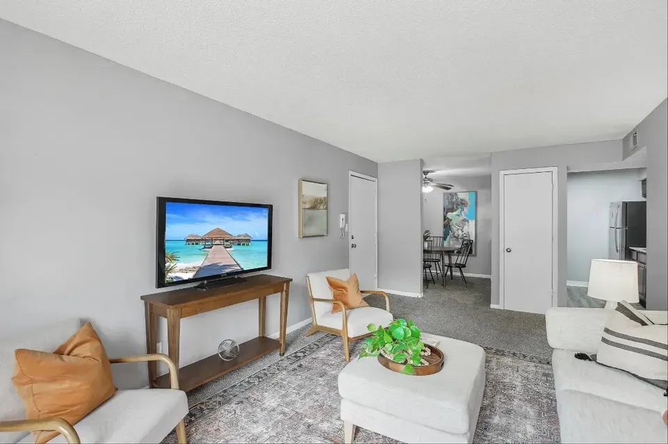 3 Bed 2 Bath Contemporary High-Rise Condo in Kansas City, KS - 5