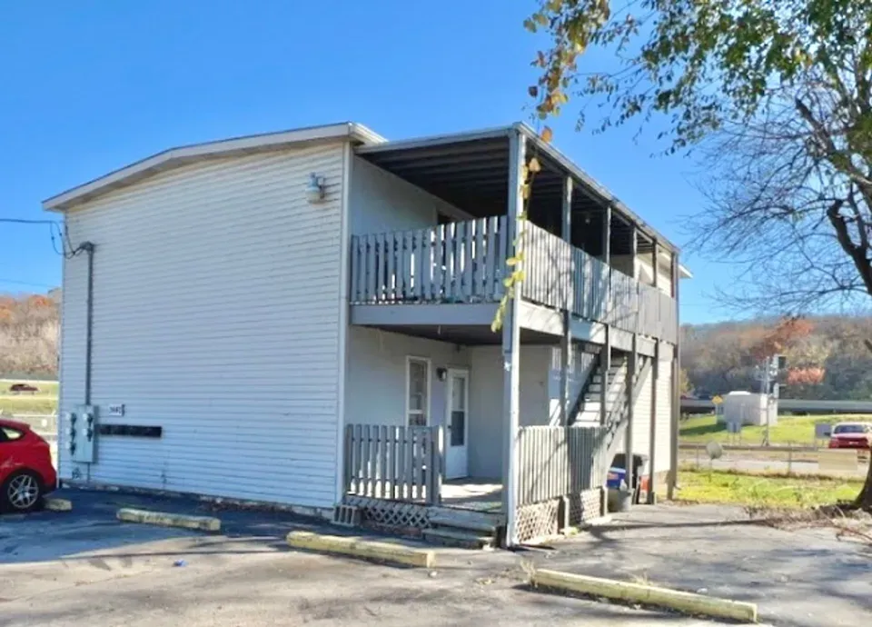 3 Bed 2 Bath Contemporary High-Rise Condo in Kansas City, KS - 1
