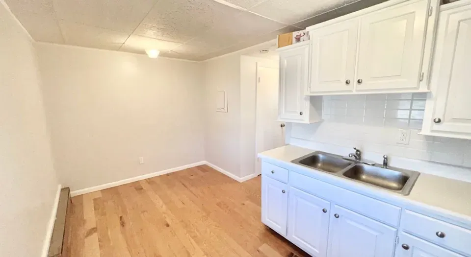 3 Bed 2 Bath Contemporary High-Rise Condo in Kansas City, KS - 5