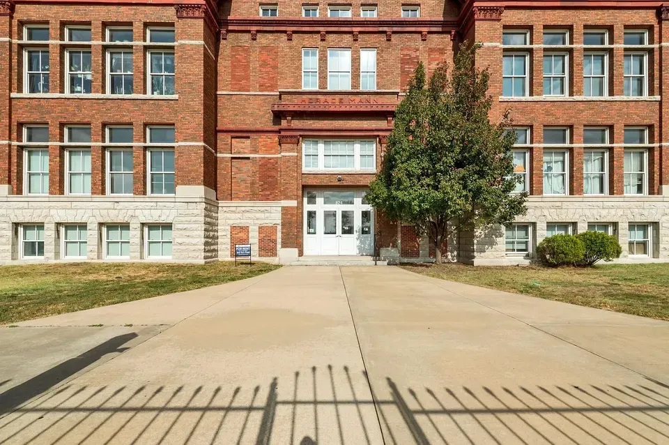 3 Bed 2 Bath Contemporary High-Rise Condo in Kansas City, KS - 1