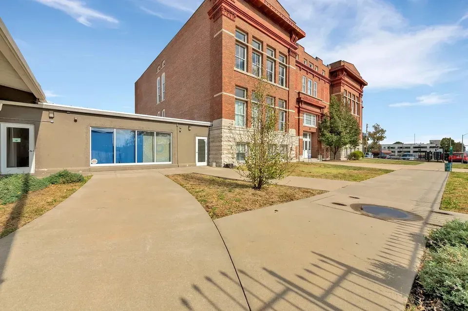 3 Bed 2 Bath Contemporary High-Rise Condo in Kansas City, KS - 2