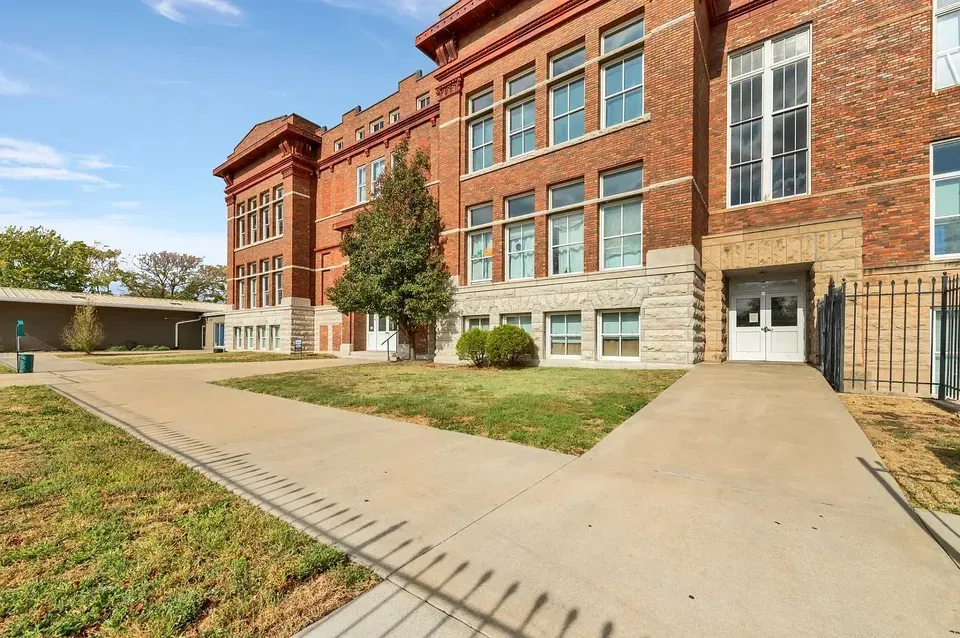 3 Bed 2 Bath Contemporary High-Rise Condo in Kansas City, KS - 3