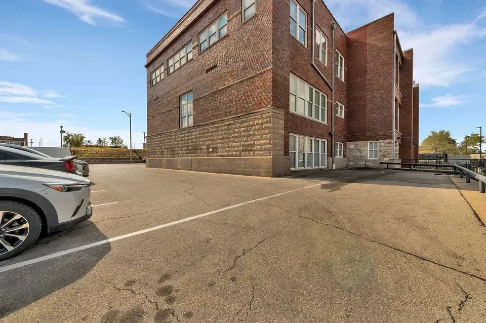 3 Bed 2 Bath Contemporary High-Rise Condo in Kansas City, KS - 5