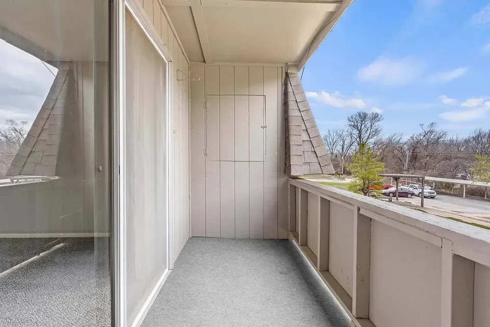 3 Bed 2 Bath Contemporary High-Rise Condo in Kansas City, KS - 4