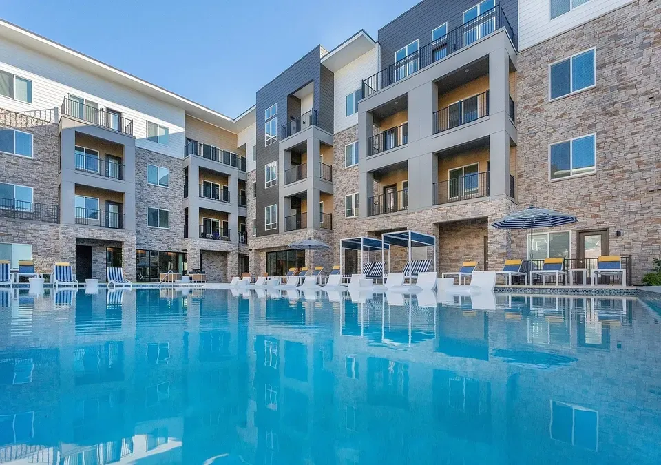 3 Bed 2 Bath Contemporary High-Rise Condo in Kansas City, KS - 2