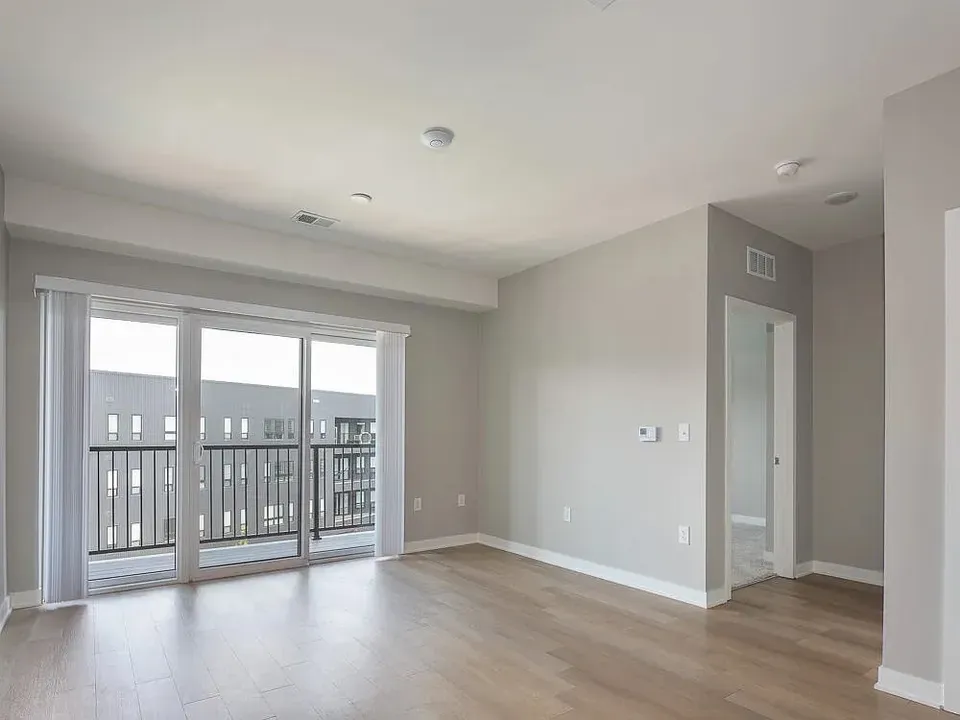 3 Bed 2 Bath Contemporary High-Rise Condo in Kansas City, KS - 4