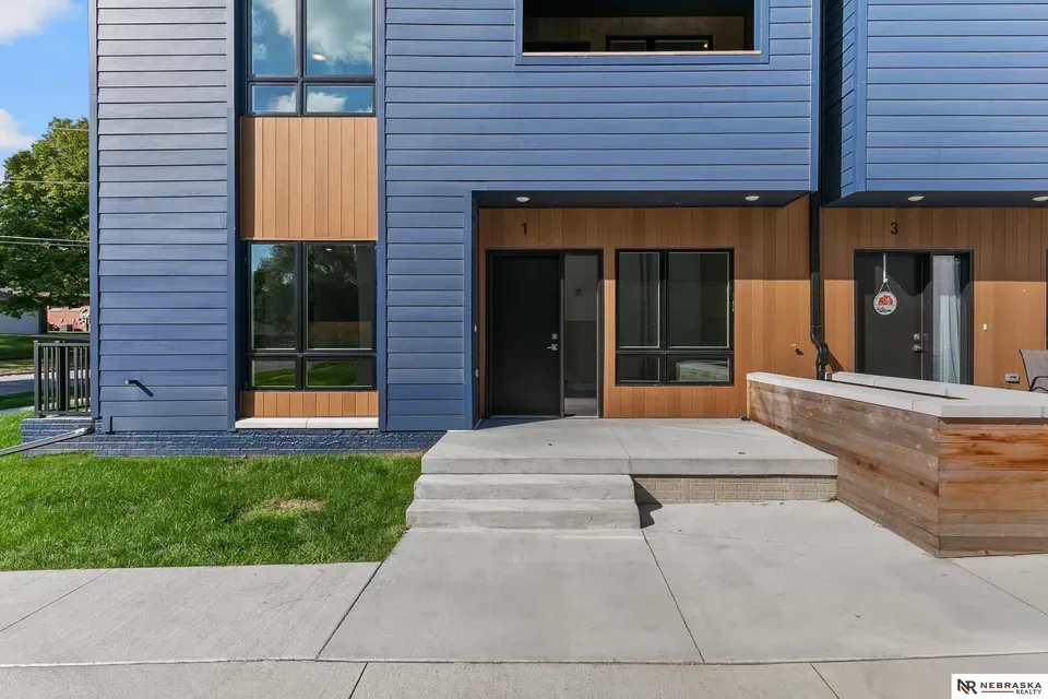 3 Bed 2 Bath Contemporary High-Rise Condo in Lincoln, NE - 2